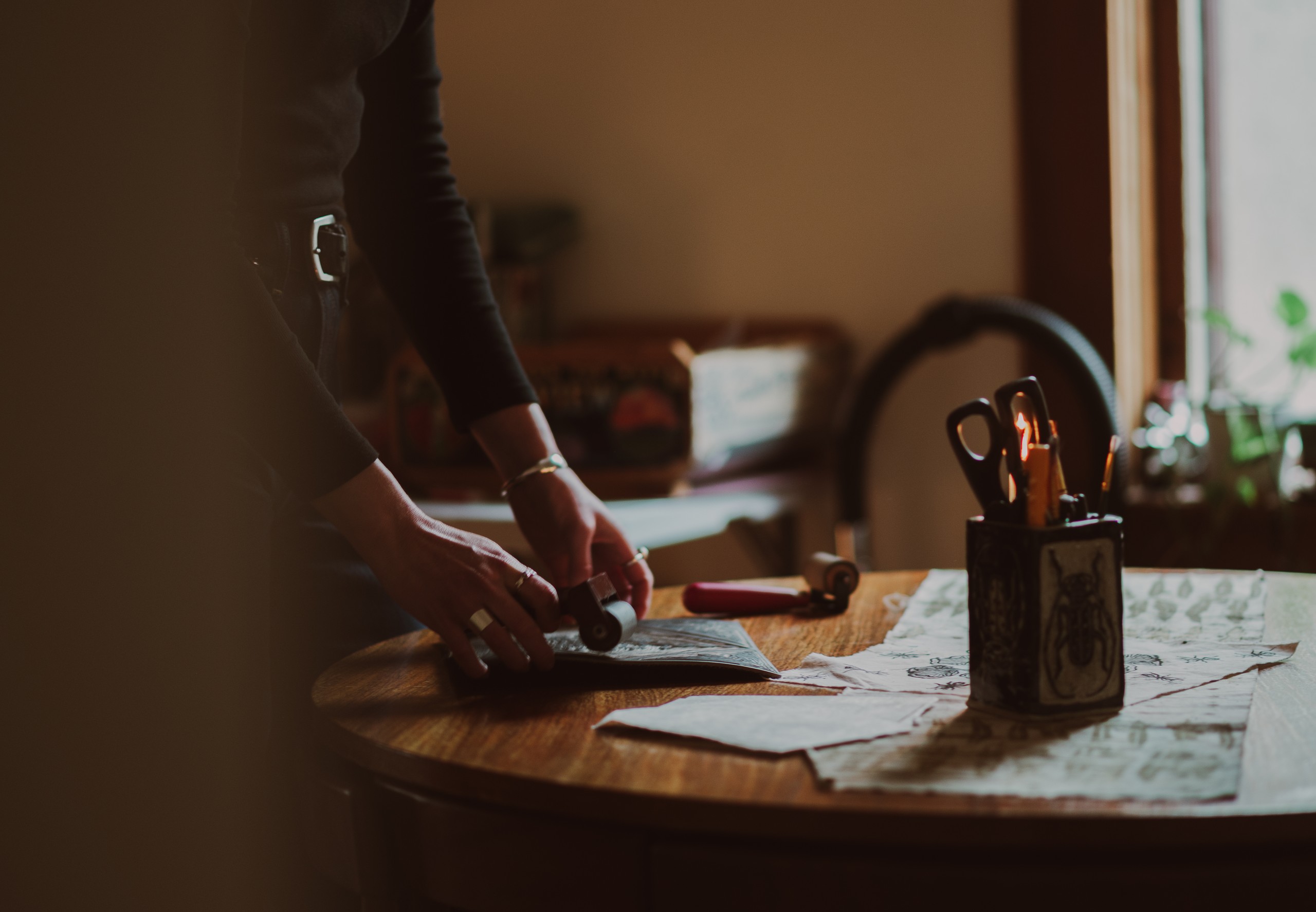 Hands at the printing block